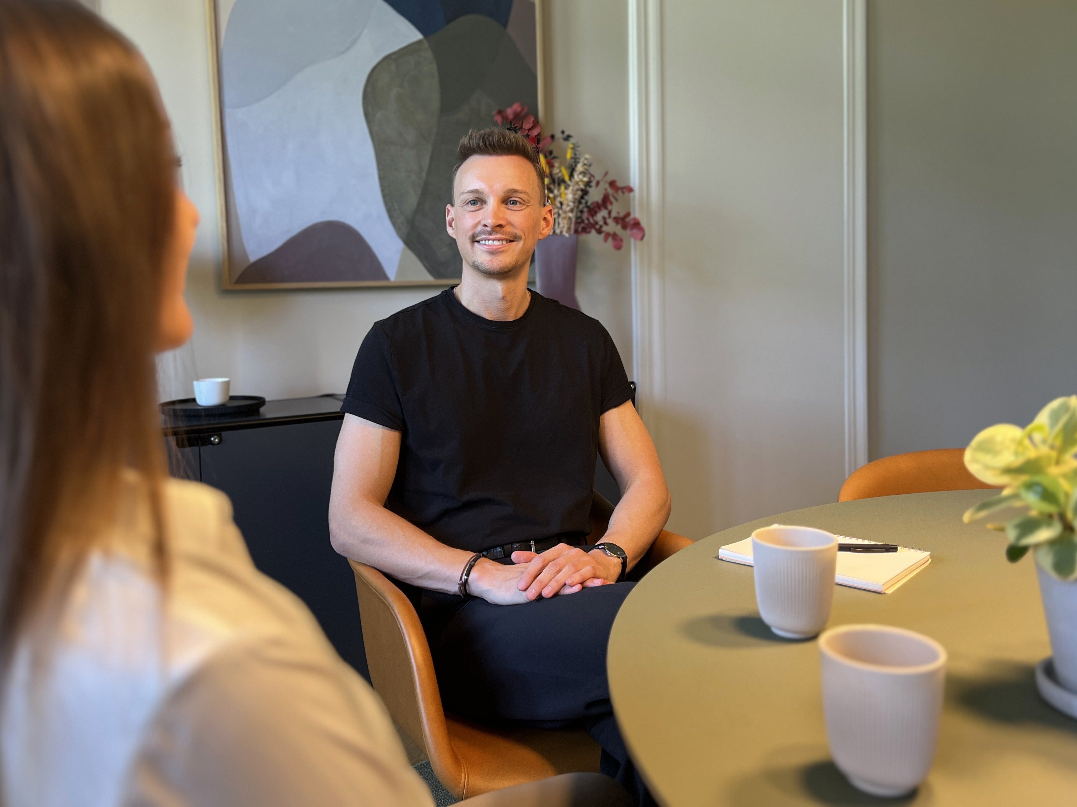Frederick Marczyk im Gespräch mit einer Klientin